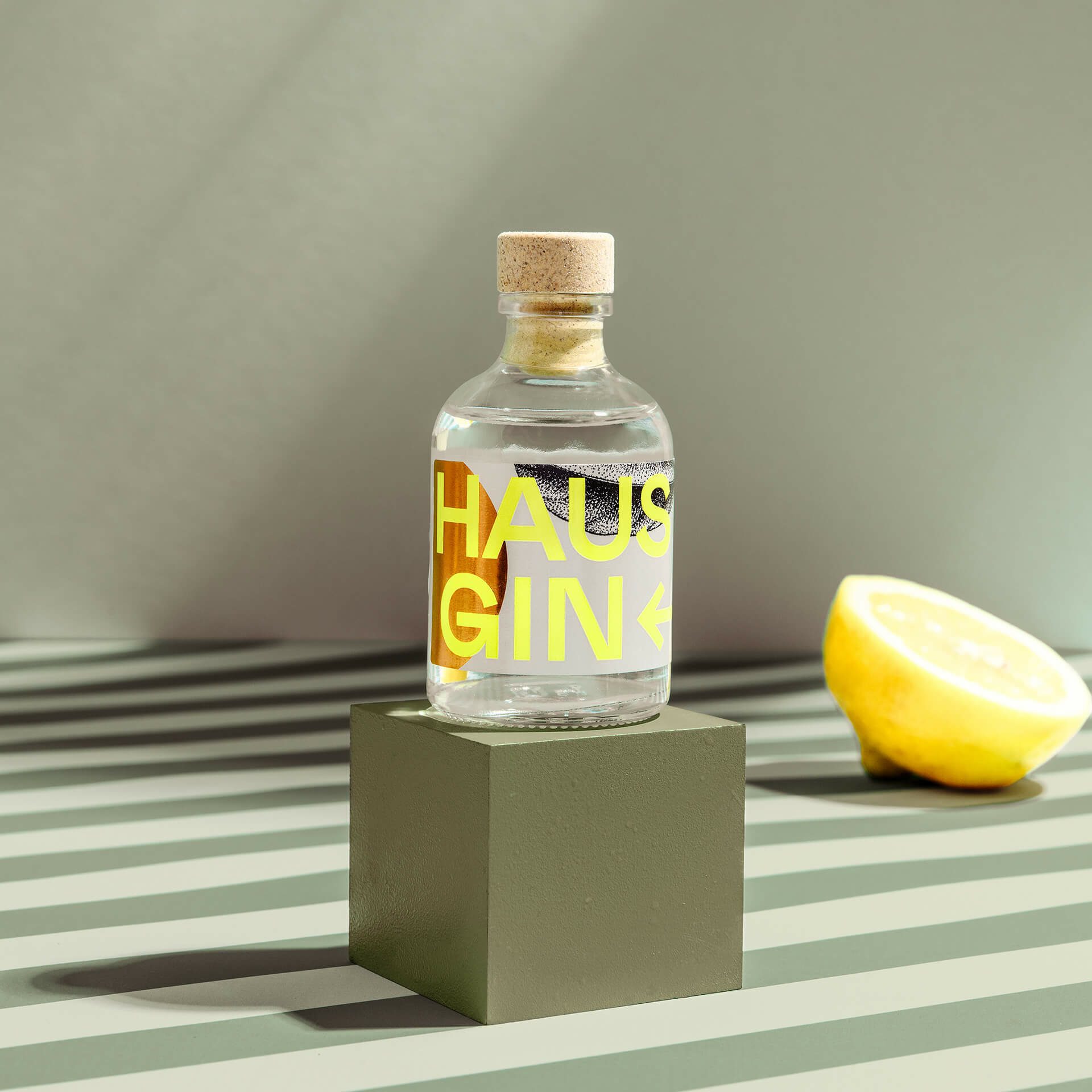 frischer Gin mit Zitrusnoten zum Mixen von Cocktails zuhause - Hausgin von Drink Syndikat