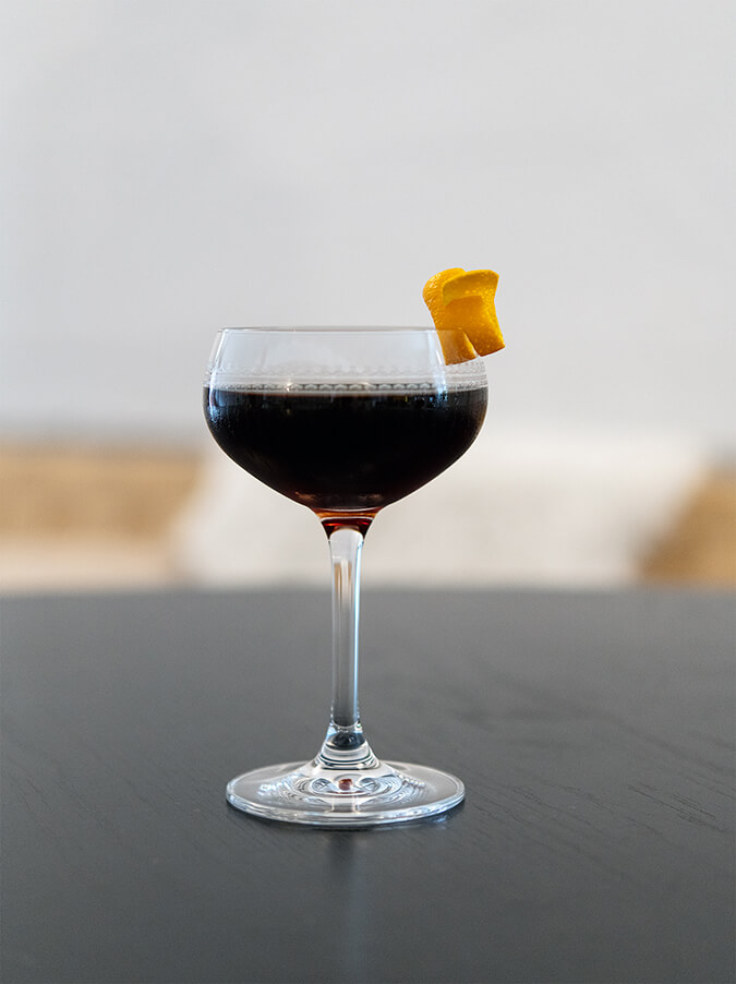 Coffee Manhattan - ein Kaffee Cocktail mit rotem Wermut, Whisky und Kaffeelikör als Aperitif Drink