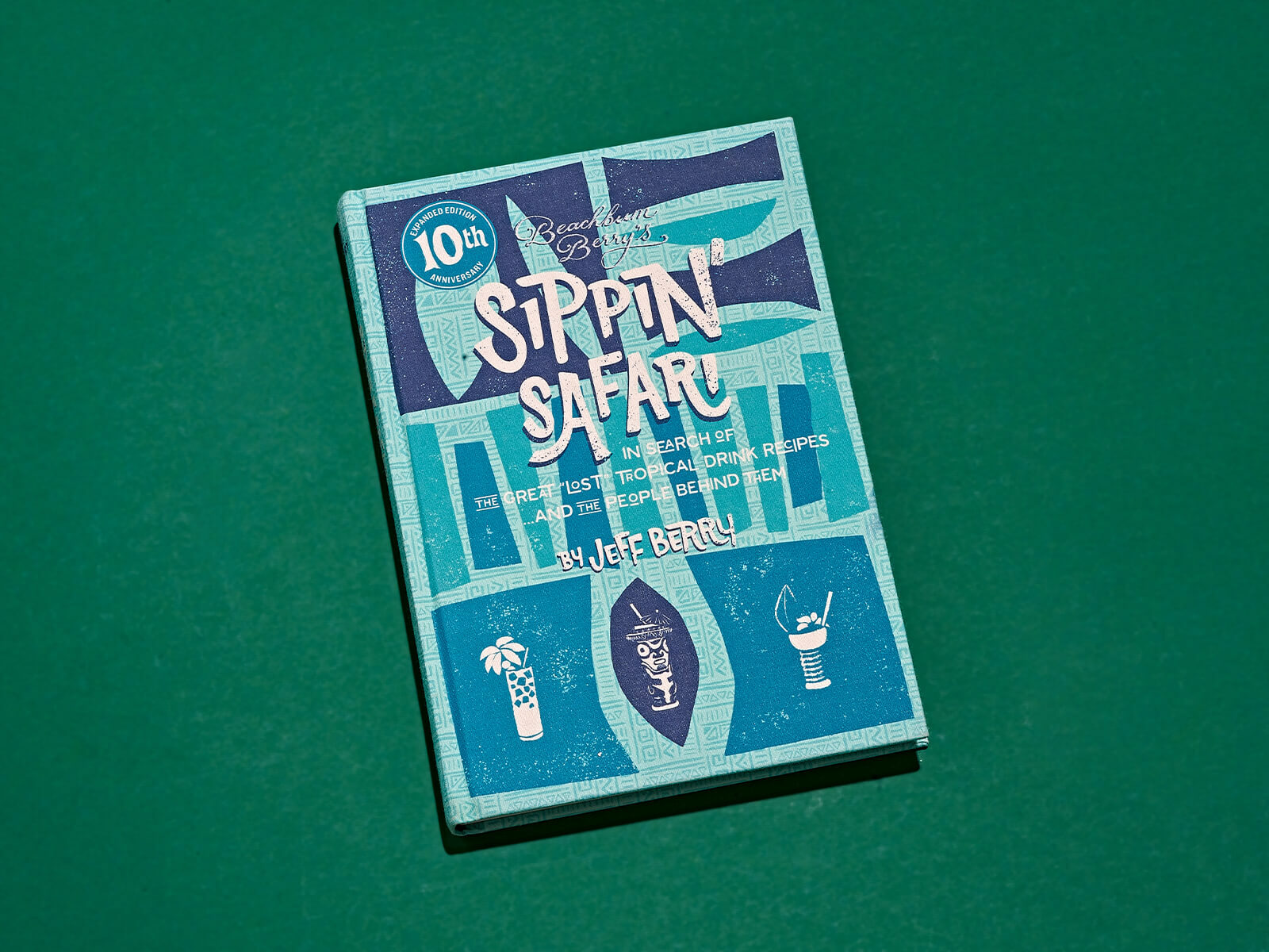 Auf dem Bild ist das Buch Sippin-Safari-von-Jeff-Berry-Cocktail-Buch-ueber-Tiki-Drinks zu sehen.